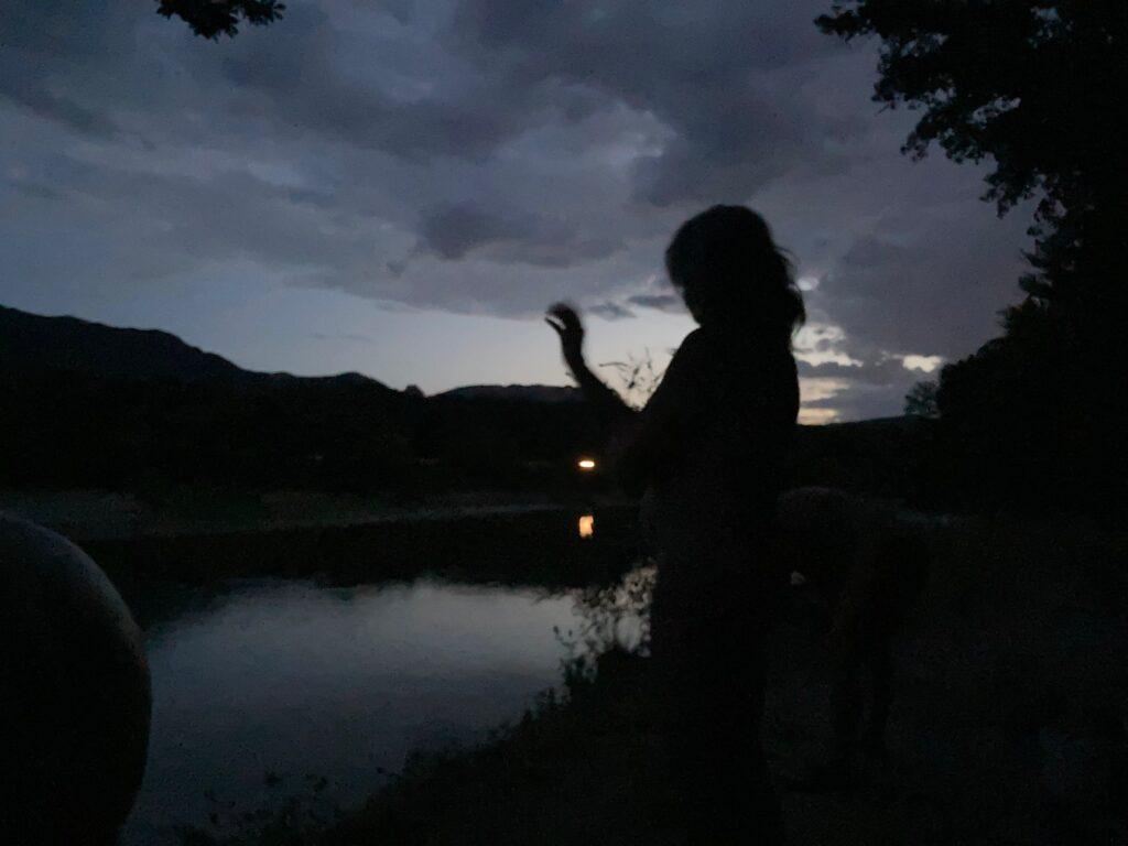 Eleonore de Lardemelle Restons Chelous Soin Énergétique Chant vibratoire bivouac Drome