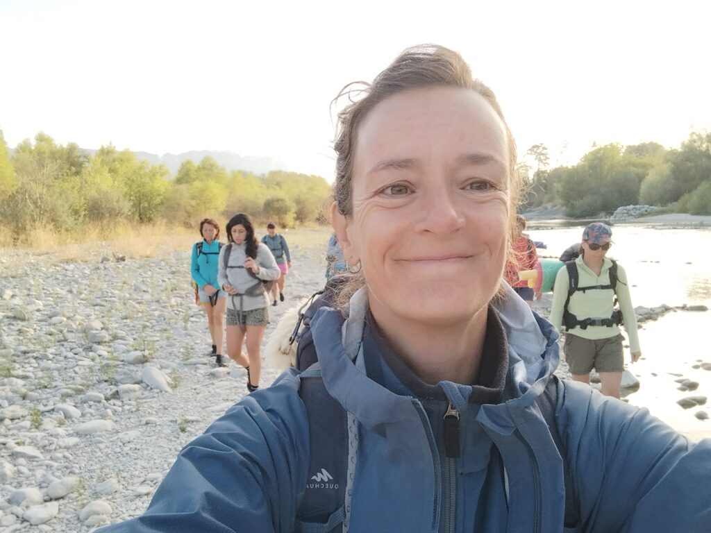 un groupe de femmes marche le long de la rivière